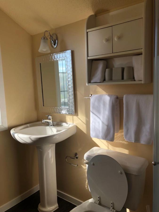 Jason House - Immaculate Suites In A Quiet Seaside Neighbourhood Near Uvic فكتوريا المظهر الخارجي الصورة