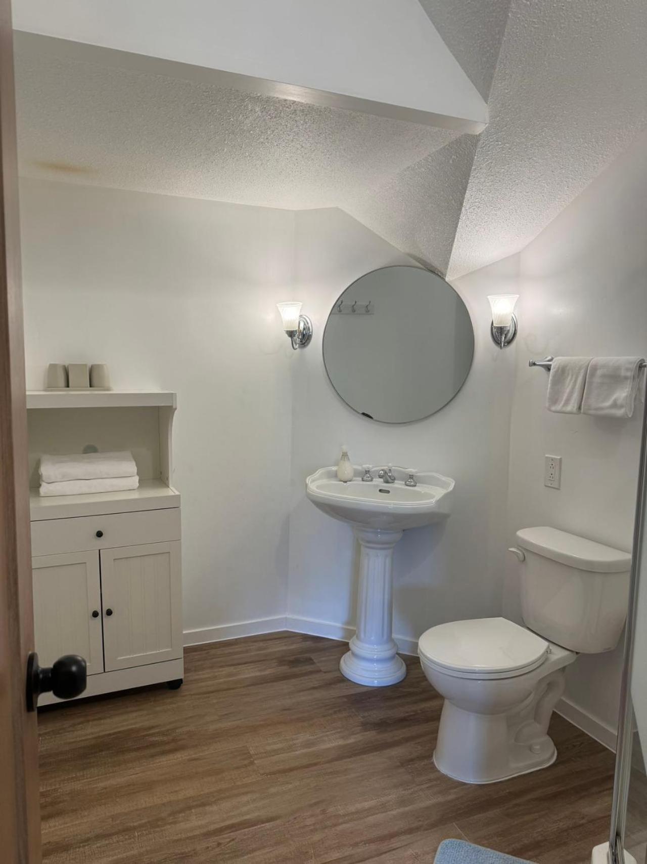 Jason House - Immaculate Suites In A Quiet Seaside Neighbourhood Near Uvic فكتوريا المظهر الخارجي الصورة