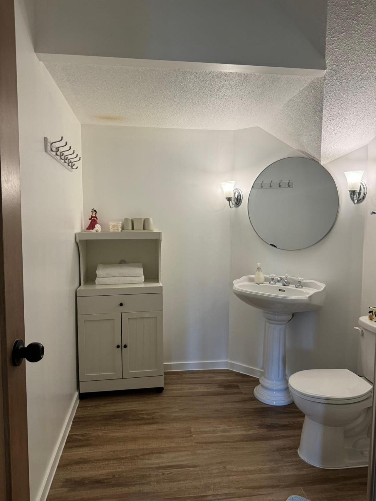 Jason House - Immaculate Suites In A Quiet Seaside Neighbourhood Near Uvic فكتوريا المظهر الخارجي الصورة